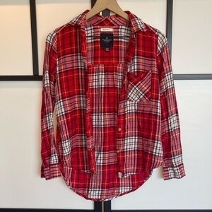 American Eagle Boyfriend fit plaid button‎ down long
sleeve shirt. Size XS
